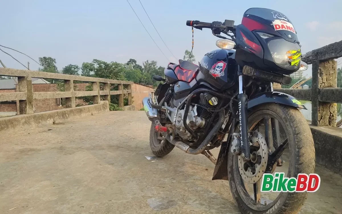 bajaj pulsar 150 black red